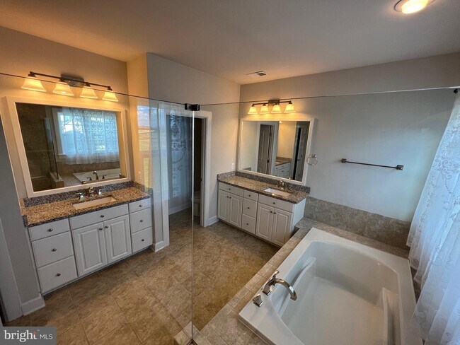 Building Photo - 8227 S Maple Lawn Blvd