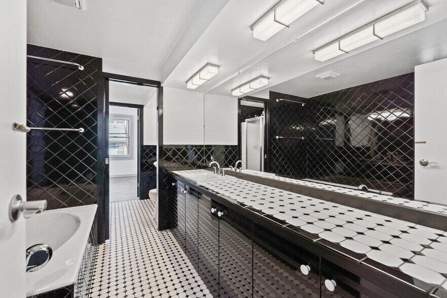 Full bath Jack Jill tub & shower - 2500 Sarah St