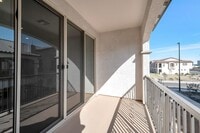 Building Photo - Like Brand New Luxurious Modern 3 Bedroom ...