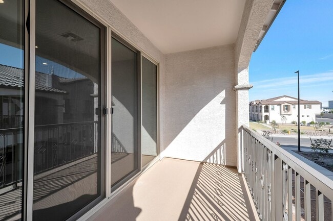 Primary Photo - Like Brand New Luxurious Modern 3 Bedroom ...