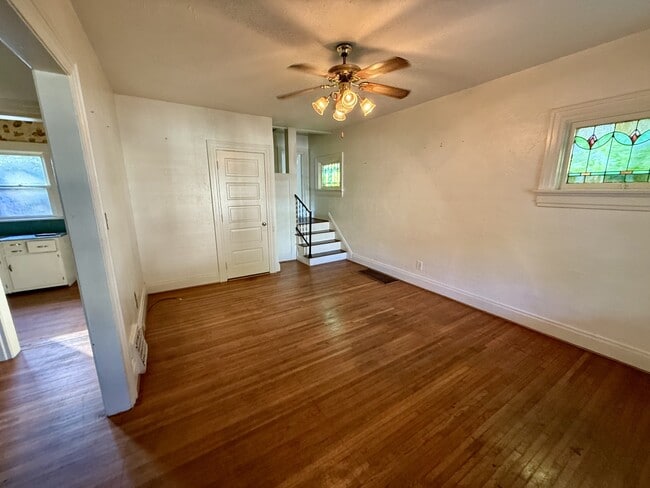 Building Photo - 44 E Parkwood Dr