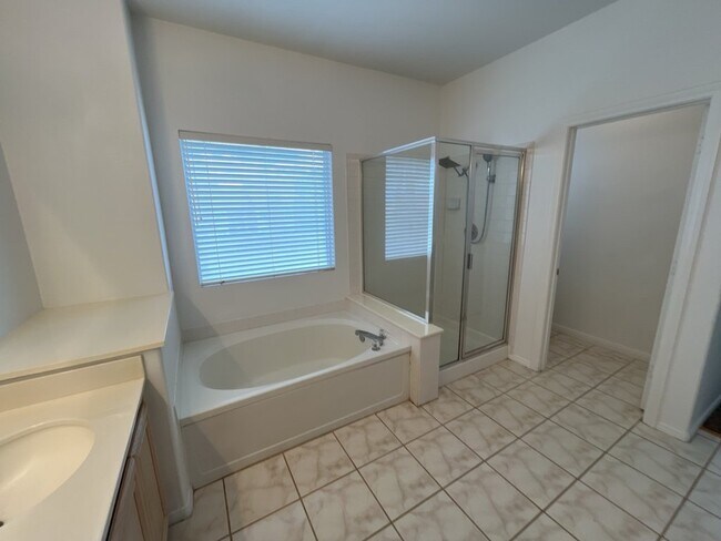 Building Photo - GET READY FOR SUMMER IN THIS BEAUTIFUL 5 BEDROM 3 BATHROOM HOME WITH A STATE OF THE ART APPLIANCE...