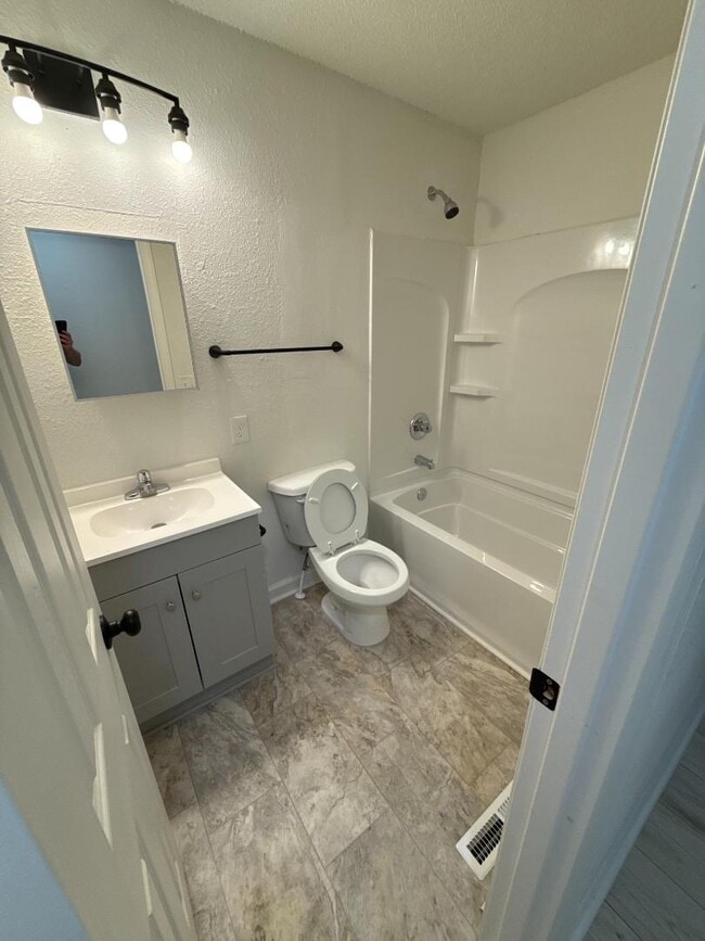 Building Photo - 1620 E Catalina St