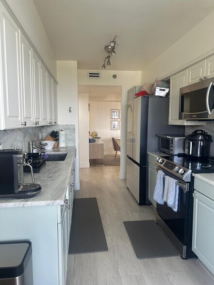 Building Photo - 3640 Yacht Club Dr