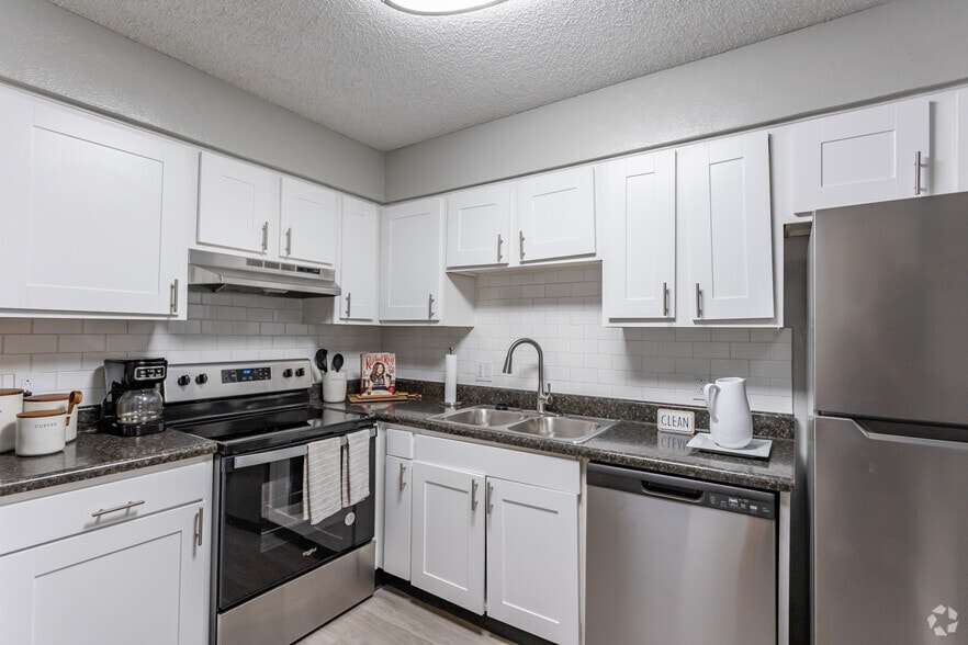 2BR, 1.5BA - Oak - 1080SF - Kitchen - Highland on Briley