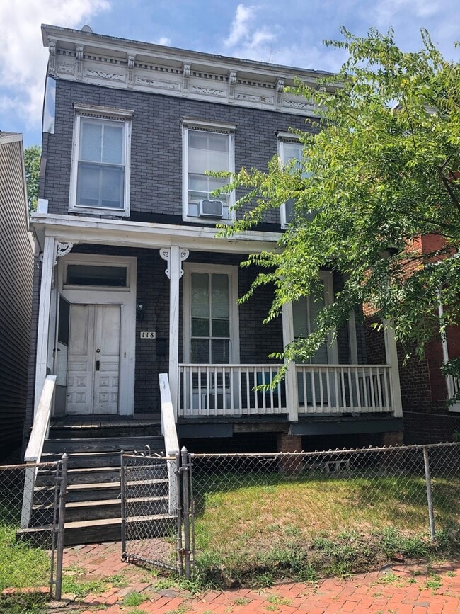 Building Photo - Spacious 4 bdrm/2 bath Home Located in Richmond's Fan District w/Balcony!!  Walking Distance to V...