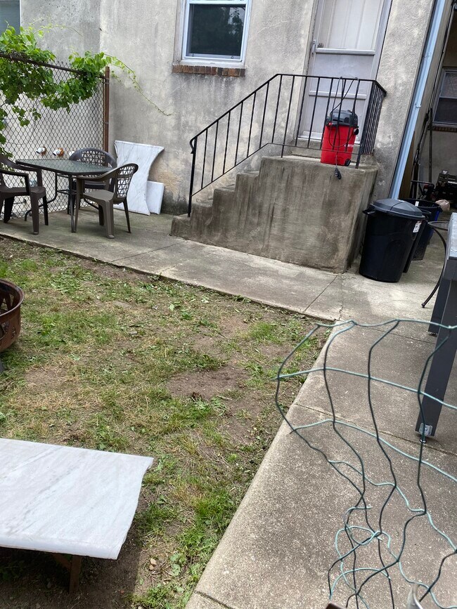 Exclusive access to rear yard - 603 N 32nd St