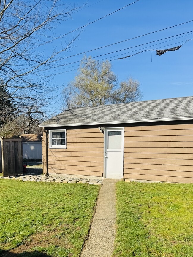 Building Photo - 1542 S Oakes St