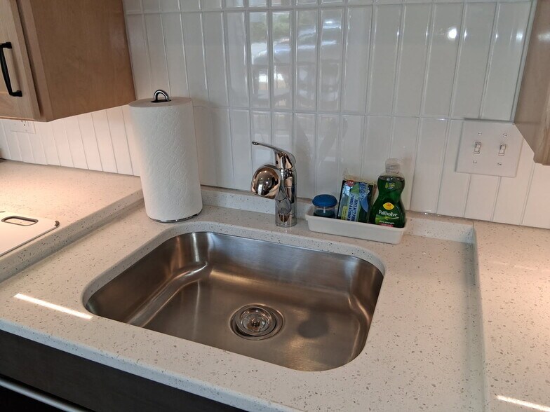 Kitchen amenities - 517 18th St