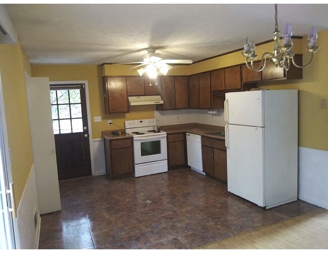 Kitchen with oven, dishwasher and fridge - 105 Flannigans Pl