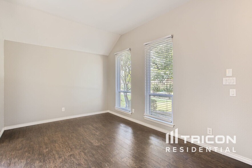 Building Photo - 823 Fox Glen Cir