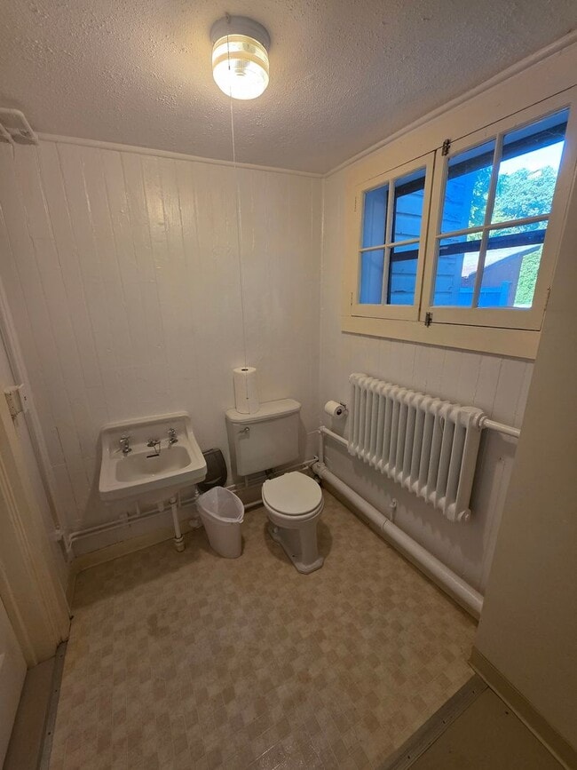 Building Photo - Charming 3 Bedroom Apartment in Millbrook,...