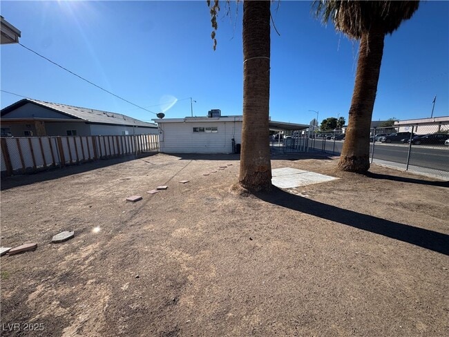Building Photo - 1300 E Nelson Ave