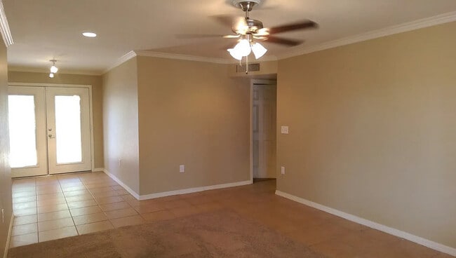 Building Photo - 303 W Scott Ave