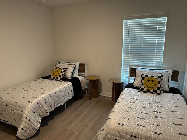 Building Photo - 5 Upland Pl