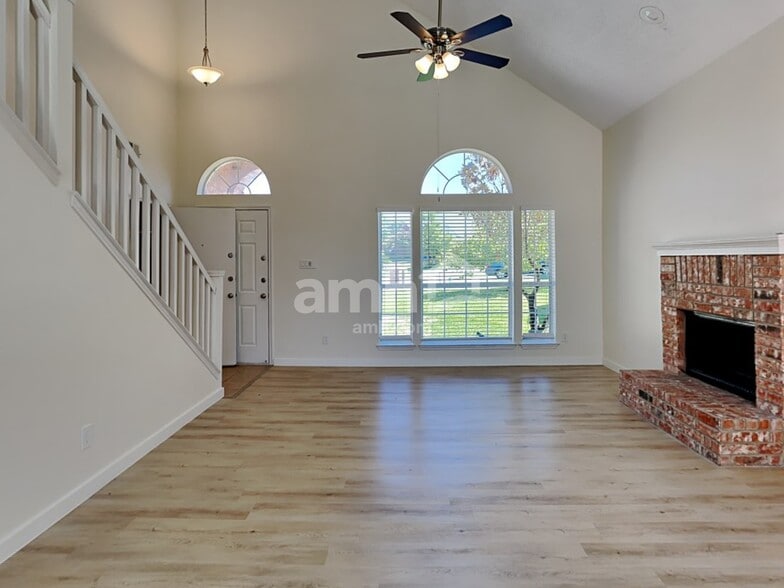 Building Photo - 225 Maple Ct