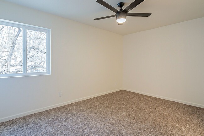 Building Photo - Bright, open 2nd floor condo in Phoenix!