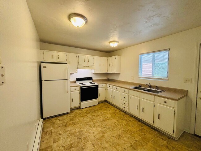 Building Photo - 2 Bedroom, 1 Bath Apartment