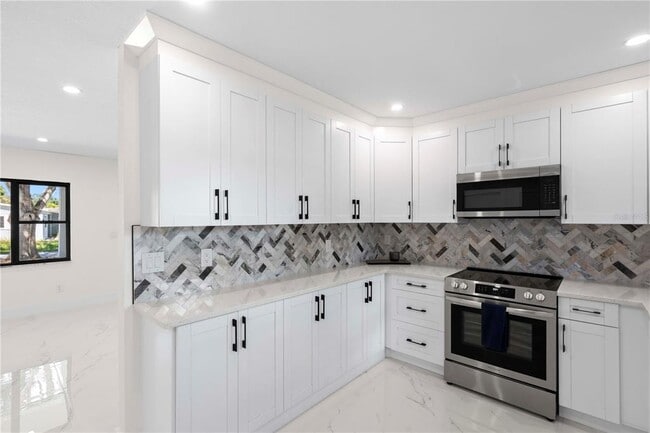 Building Photo - 8014 W Comanche Ave