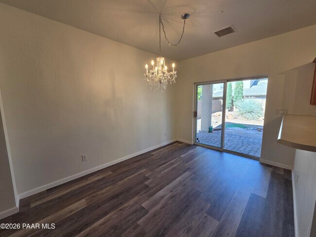 Building Photo - 556 N Robles St