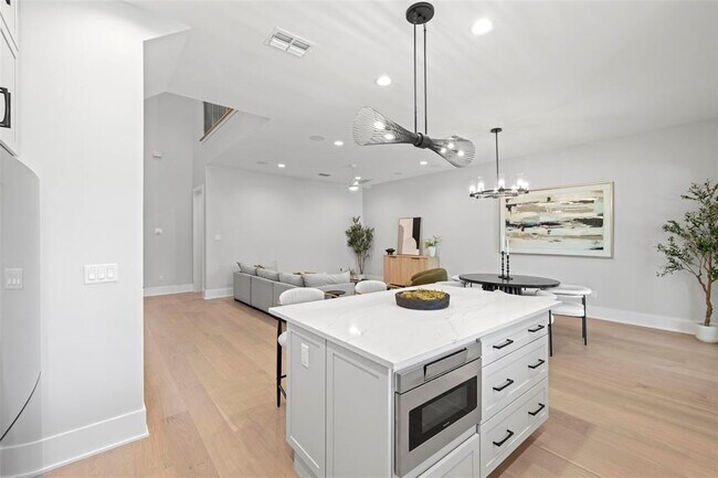Building Photo - 222 N Hesperides St