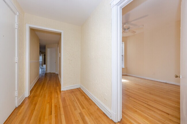 Building Photo - 5123 S Ingleside Ave