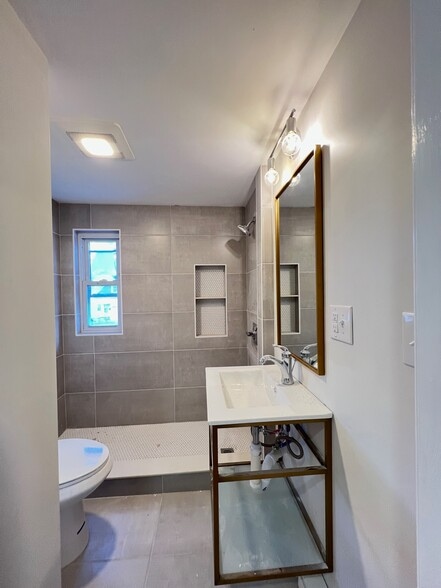 Bathroom - 27 Barry St