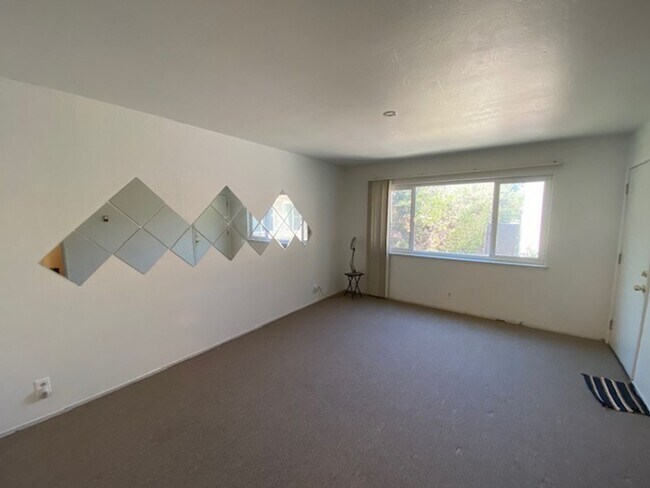 Building Photo - 3158 Moorpark Ave
