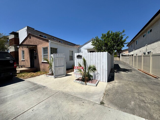 Building Photo - Nicely Updated Home with Enclosed Front Yard