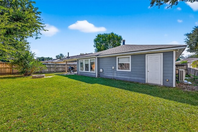 Building Photo - 930 Holly Hall Dr