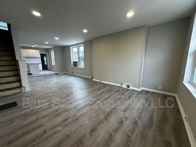 Building Photo - 1301 E 9th St