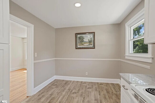 Building Photo - 3 Bedroom 2 Bathroom house