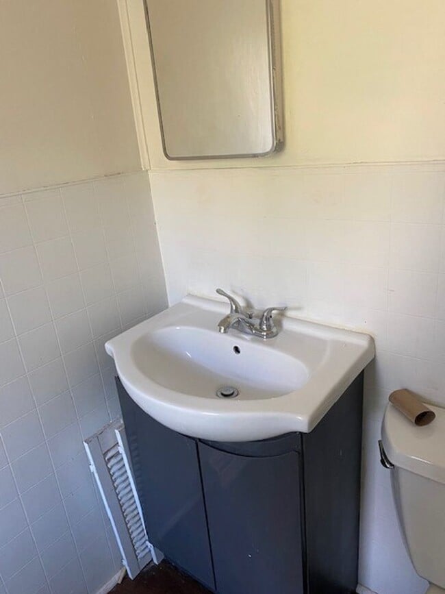 Building Photo - 2 Bedrooms, 1 Bathrooms Single Family Home...