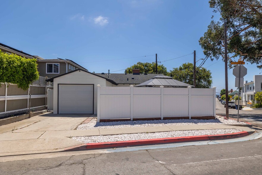 Building Photo - 1326 Corona St