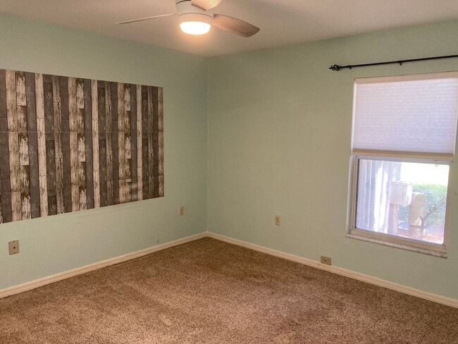 Building Photo - 2 bedroom, 2 bath ground level condo with ...