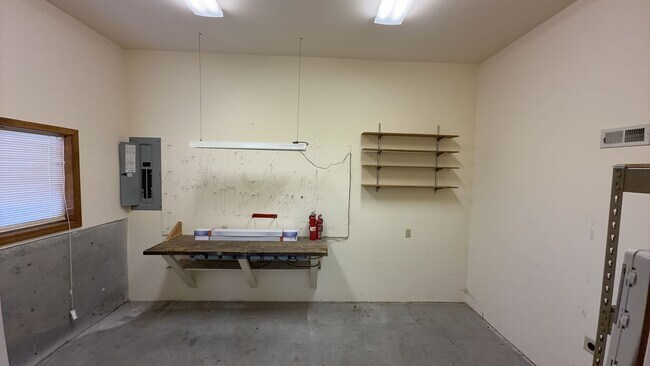 Building Photo - 3405 SW Hillcrest Dr