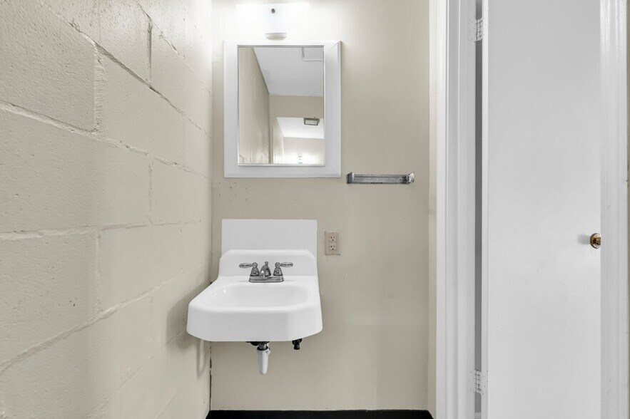 Building Photo - 463 Commerce St