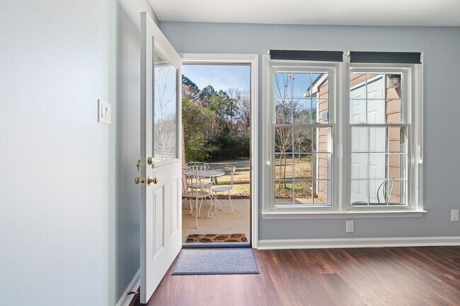 Building Photo - Close to UNC - 2 bedroom available now!