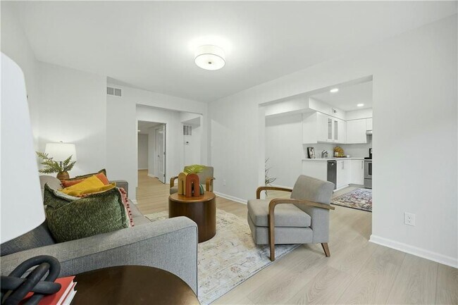 Building Photo - 1390 Tennis Ct Pl