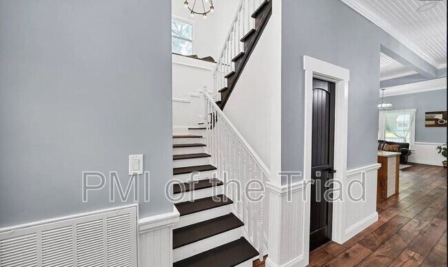 Building Photo - 121 N Alma St