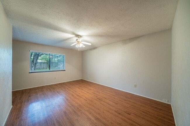 Building Photo - Move-In Ready 3-bed 2-bath!