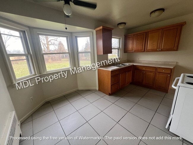 Building Photo - Available NOW! 3 bed 1 bath single family ...
