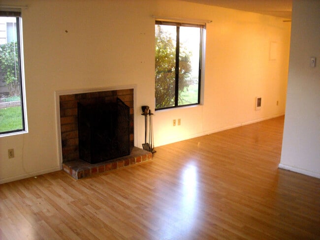 Building Photo - Two Bedroom Townhouse in South Salem