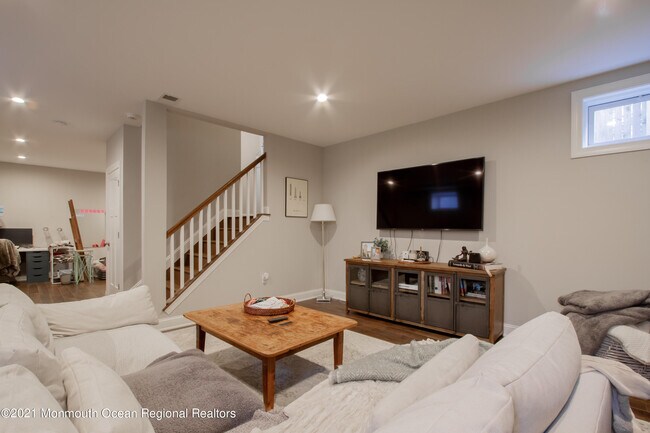 Building Photo - 41 Bank St