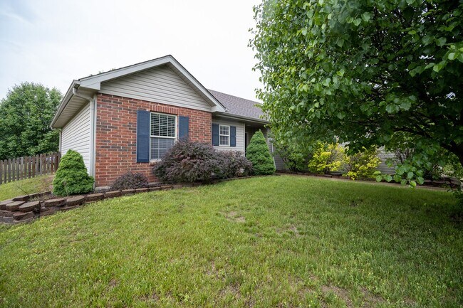 Building Photo - Stunning 3Bed/2BA Home with Dual Living Spaces/Garage