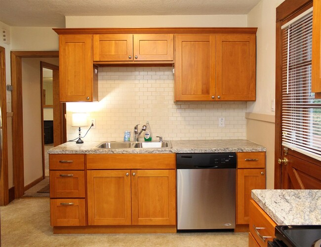 Building Photo - RENT SPECIAL - $500 off! Charming 1 Bed + ...