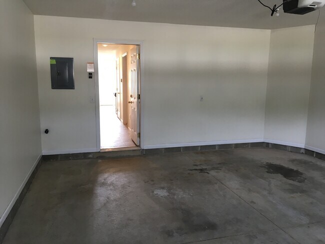 Building Photo - 931 Jasmine Dr