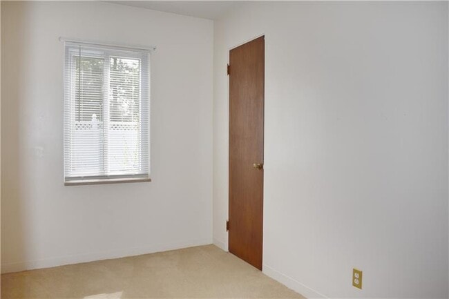 Building Photo - 100 Primrose Ave