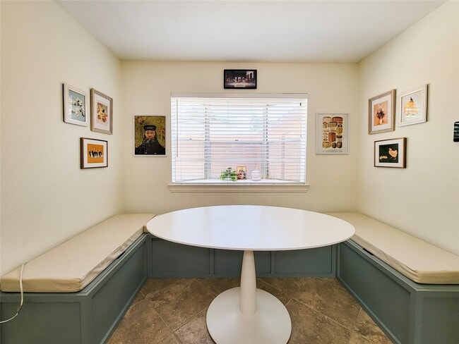 Building Photo - 2115 Forest Oaks Dr