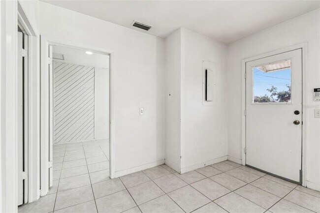 Building Photo - 855 E Brandon Blvd